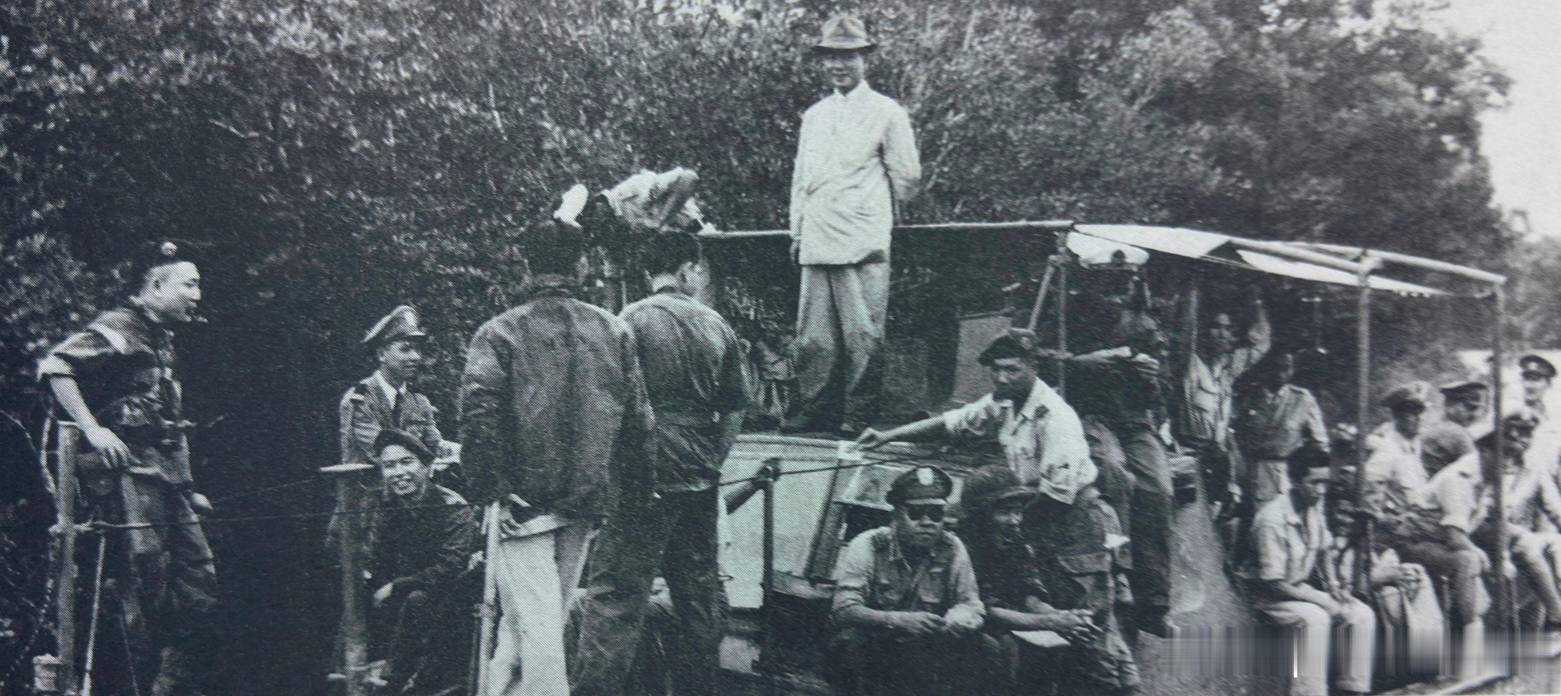 1955年BinhXuyen平川派被击溃后，南越总统吴廷琰乘巡逻艇巡游。尽管船