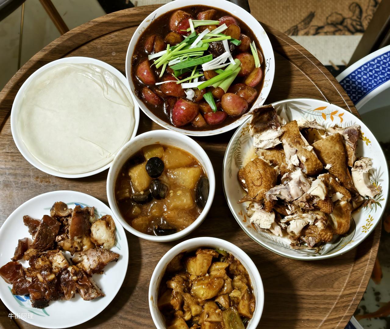 今晚这顿晚餐可太丰盛了。牛肉烧小萝卜，牛肉鲜嫩，小萝卜吸满了牛肉汤汁，清甜可口。