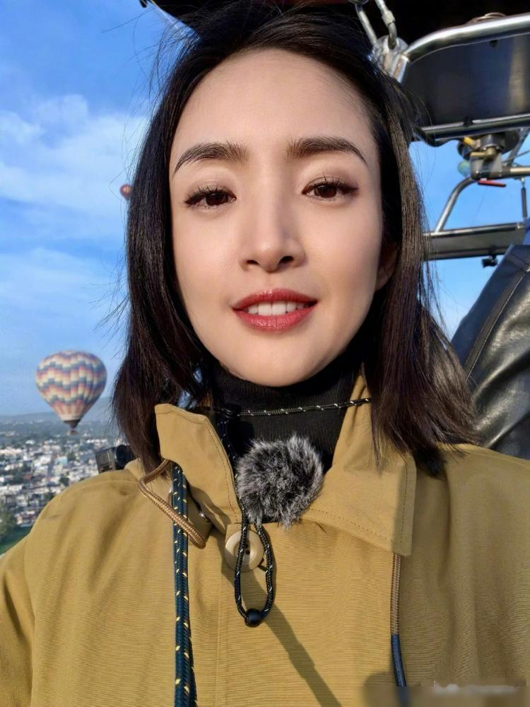 林依晨那张热气球仰拍，双下巴、法令纹、眼尾细纹全在，没修，直接发。评论区居然没人骂丑，全在说终于像个