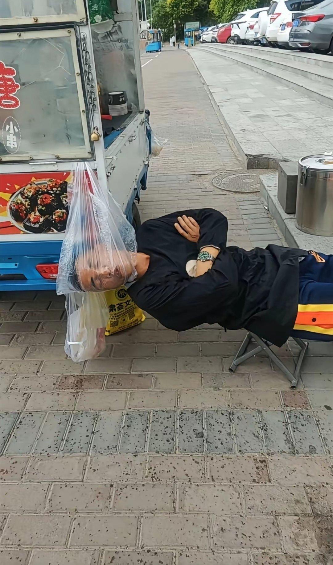 这位大哥是真困了啊！要是袋子破了会咋样？