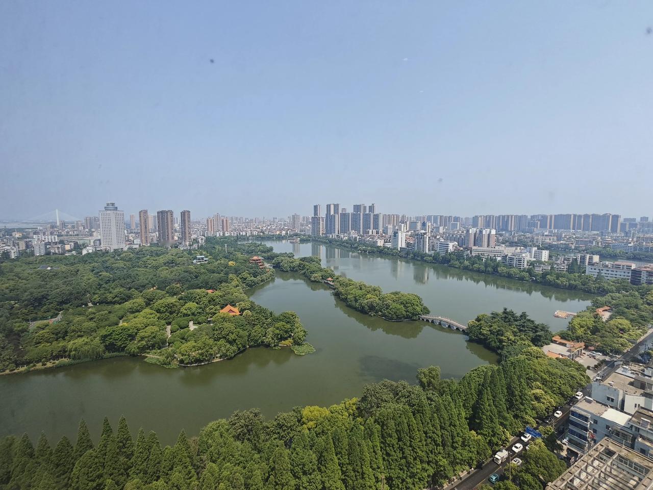 现在这个环境下，到底还能不能买房呢？我们这边是属于三四线的小城市，从今年年初开