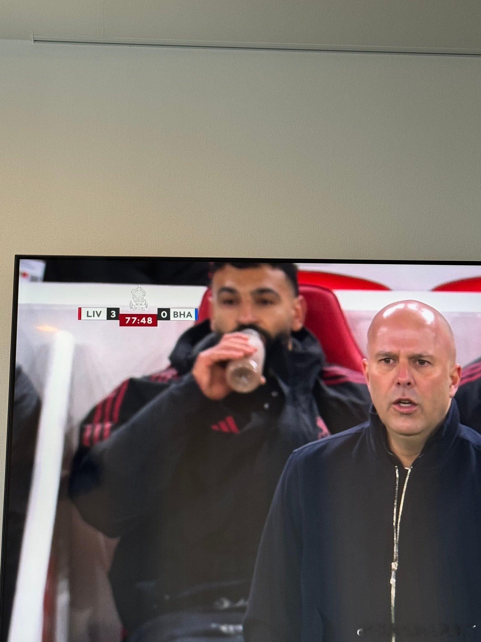 萨拉赫被换下之后，喝的是咖啡牛奶？