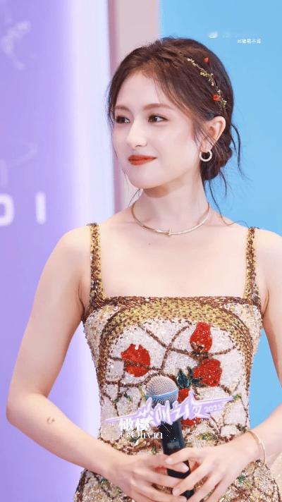 李兰迪今天完全油画少女鎏光绣花粉纱裙裹着温柔，挂脖设计勾勒出舒展肩颈线，细碎亮