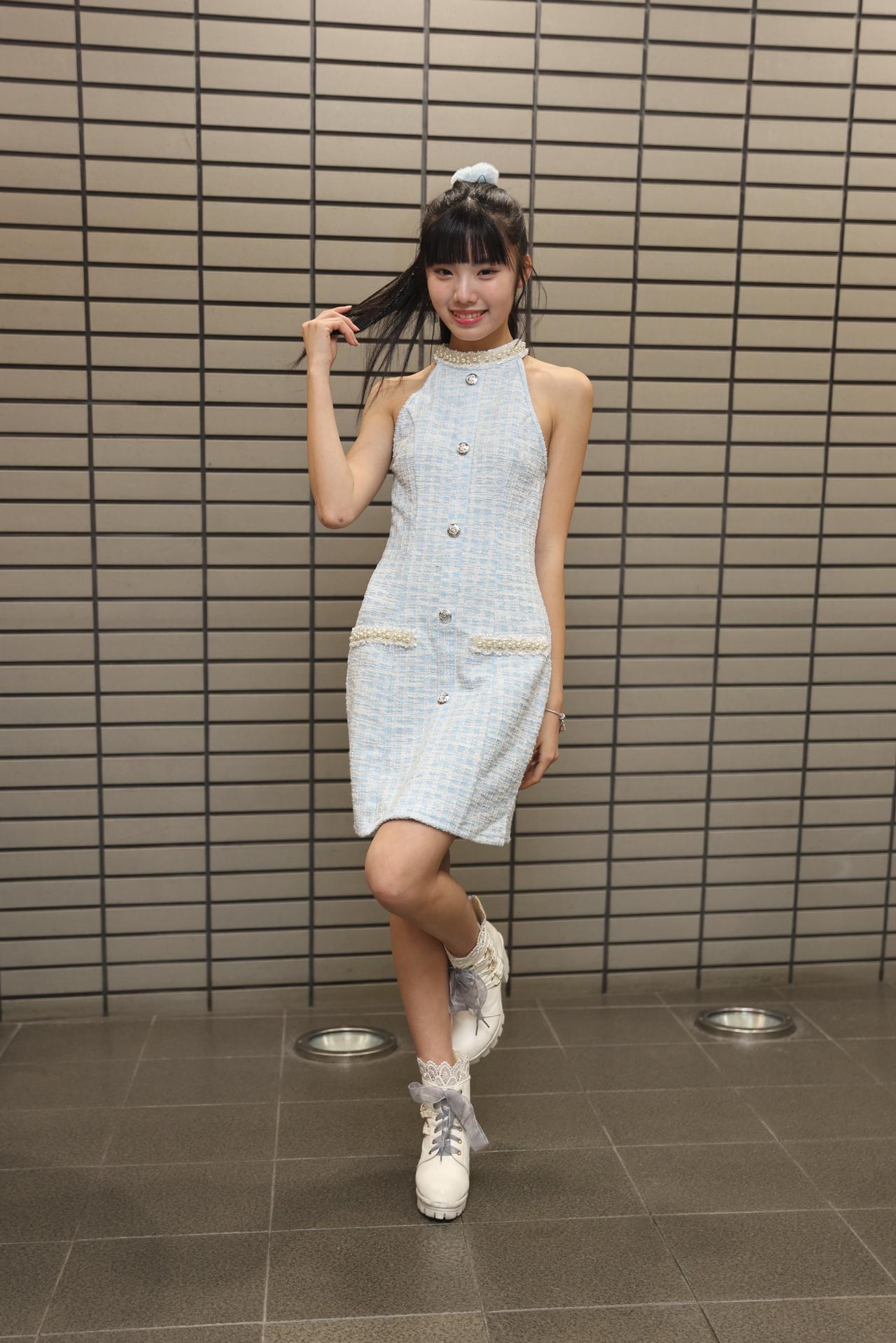 轻纱拂面，笑语盈盈。