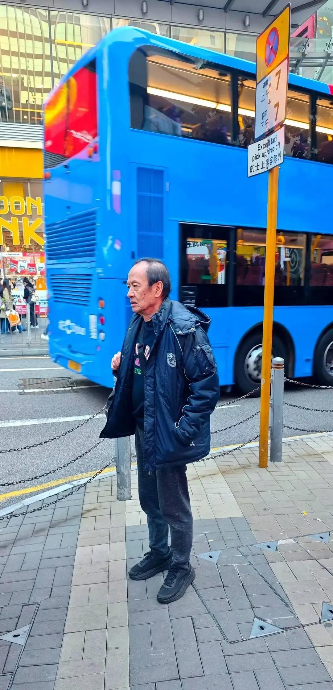 港片配角，九成已转行早上路过九龙城茶餐厅，隔壁桌坐着个熟面孔，却死活想不起