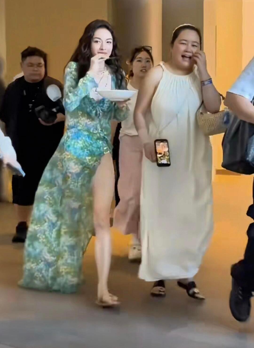 钟楚曦果然是广东人，拖鞋配盘子一看很广​​​