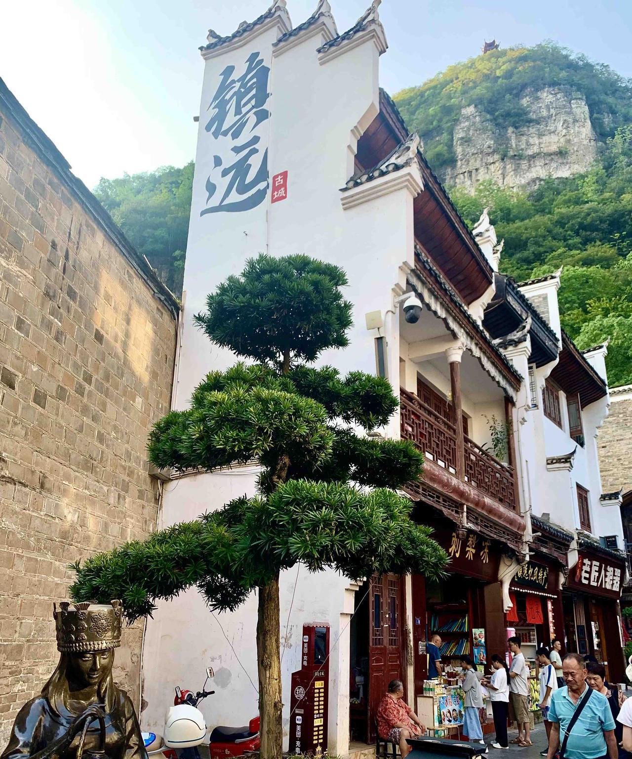 今天是贵州旅游的第五天，现在起床，六点半就要前往美丽且向往已久的梵净山了。昨天