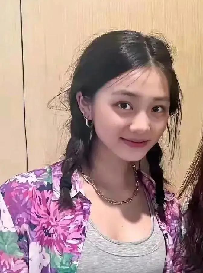 黄多多的最新动态一发布，立刻引起了网友们的热烈讨论和各种各样的猜测。作为黄磊和孙