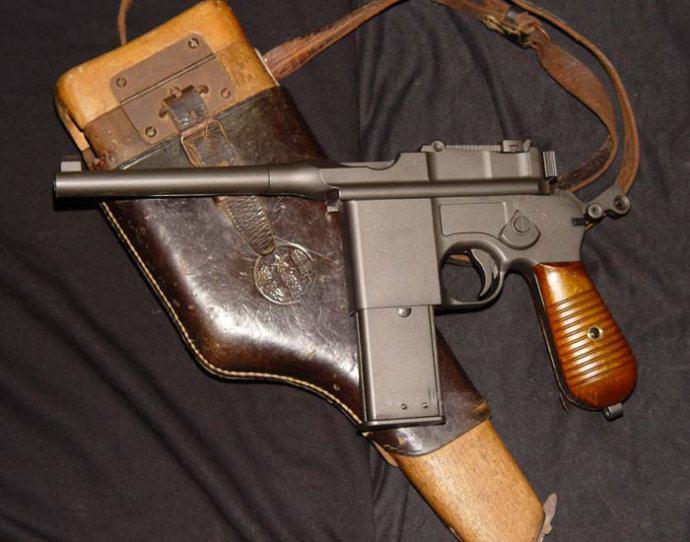 德国茅舍20响大肚匣子枪，其实就是大名鼎鼎的毛瑟C96手枪。这枪在历史上那可是相