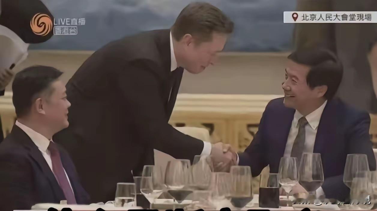 我得把雷总与马斯克互动的照片放全了，免得总有人说是雷总低声下气求拍照了。看看马