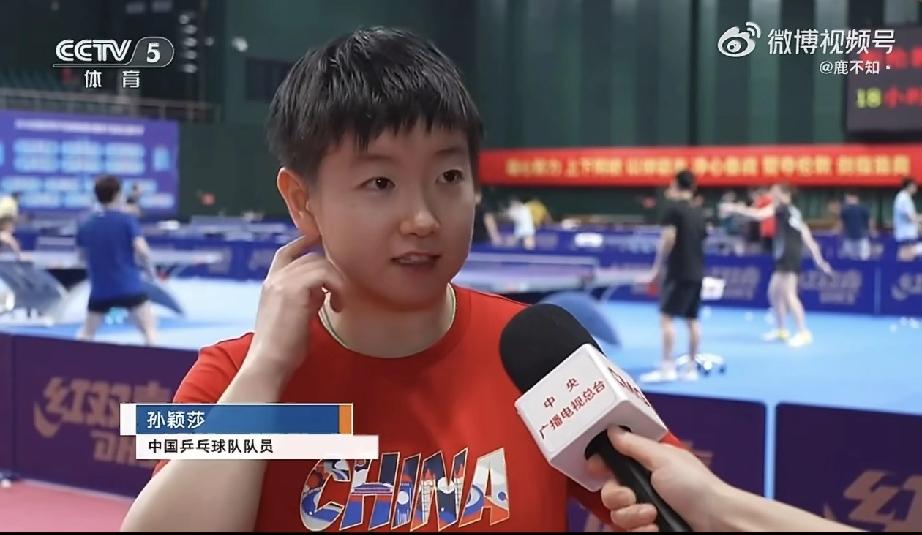 好看的孙颖莎！莎莎什么颜色都能驾驭[赞][笑着哭]！《体坛晨报》记者为中美乒乓