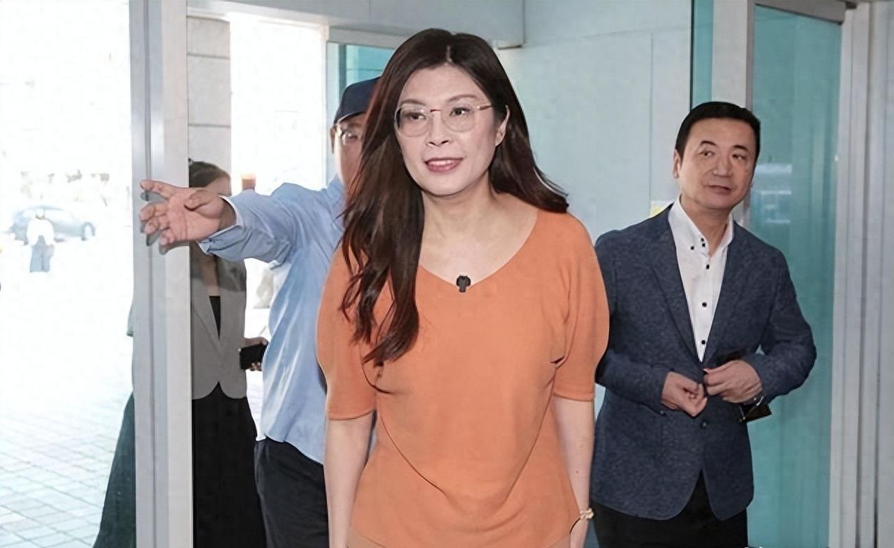 郑丽文刚当上国民党主席，就公布了第三批人事变动。新北市议员江怡臻和党籍立委牛煦庭