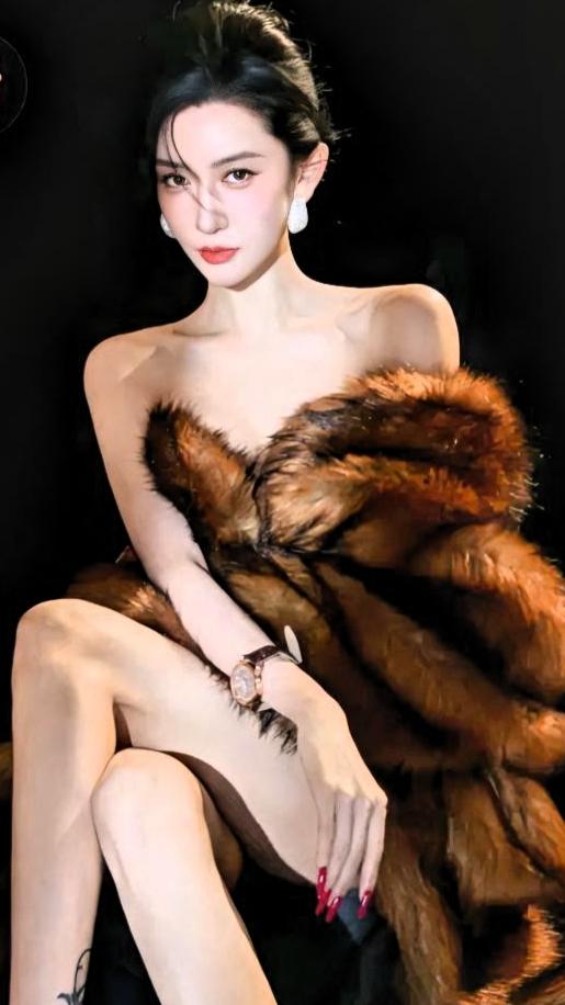 奢华皮草，性感诱惑，红唇魅惑，尽显优雅魅力！