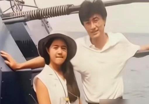 年近60岁的女人，为了保住一个锅盖头，十几年只认准同一个理发师，甚至打飞的跨省去