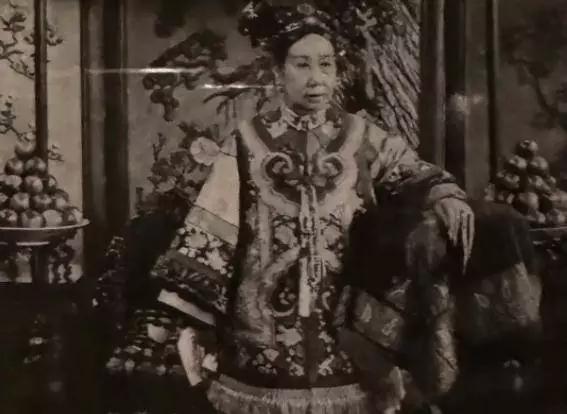 咱平时对慈禧的印象，全是影视剧里的浓妆狠角色，或是宫廷画师精修的贵妇人，层层滤镜