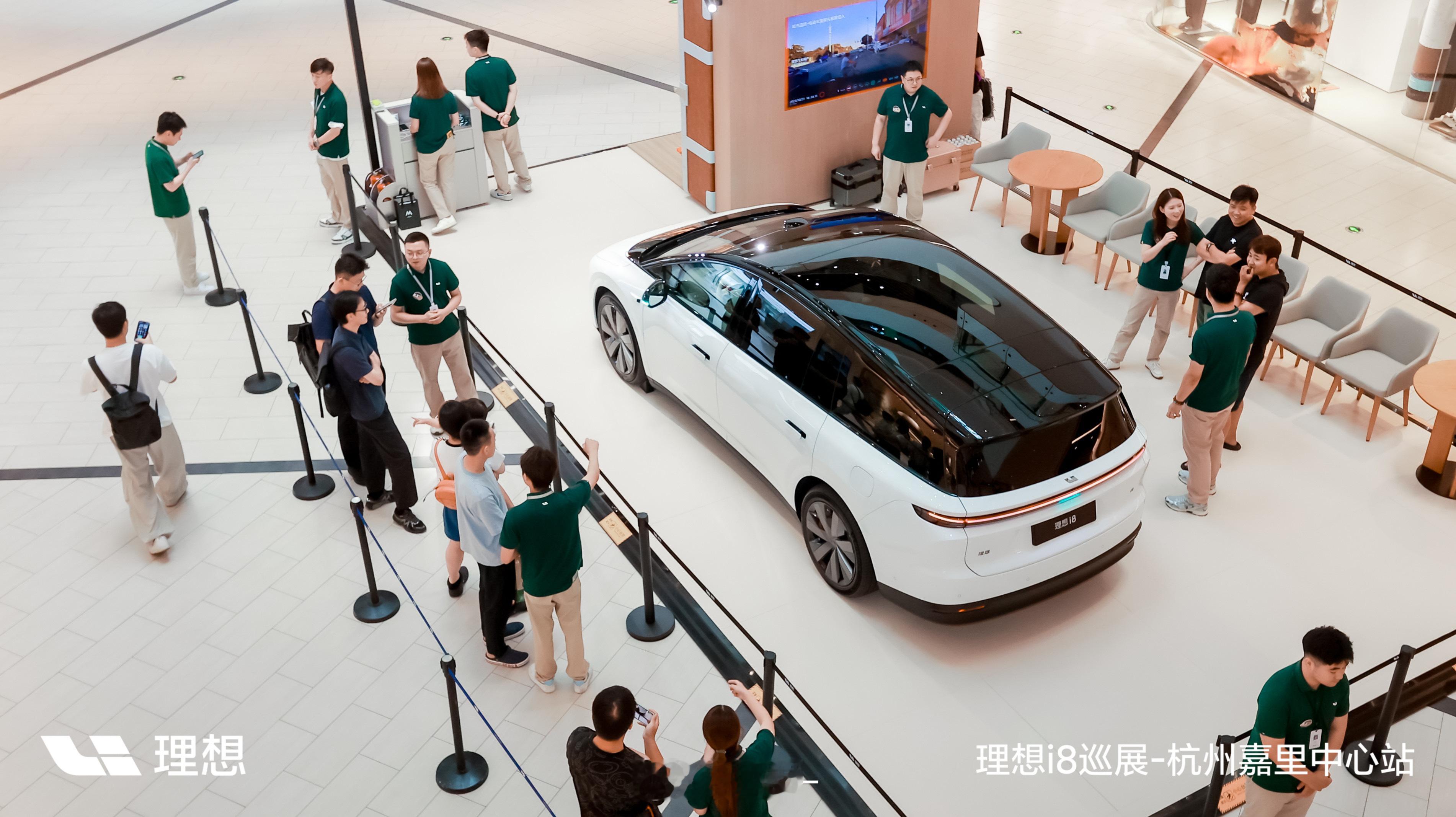 闪现杭州嘉里中心理想i8巡展嘉里中心这边放了一台白色的理想i8你还别说，远眺