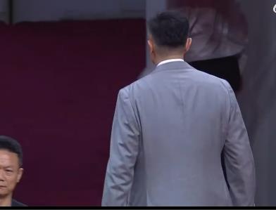 郭艾伦解说太逗了，广东队主场输给广州队17分，镜头给到杜锋直接走回更衣室的画面，