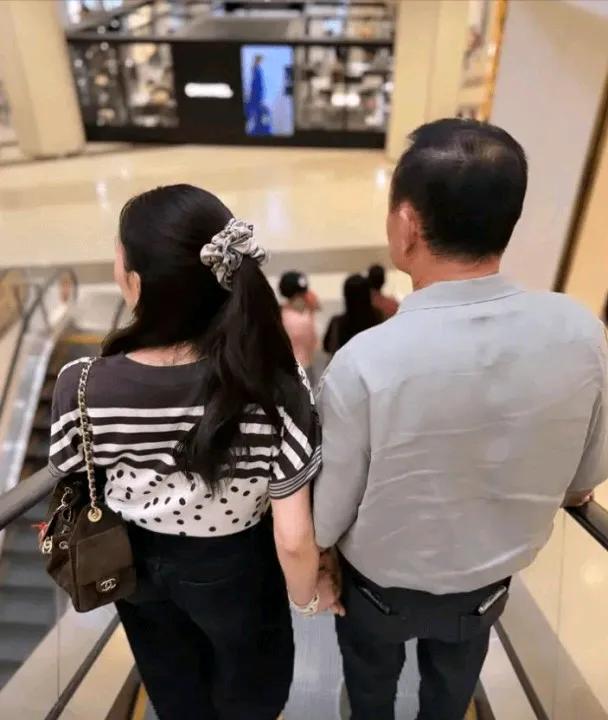 半个月前，他信和两个女儿逛街的图片刷屏网络。图片上，佩通坦的手无论是在电梯上还
