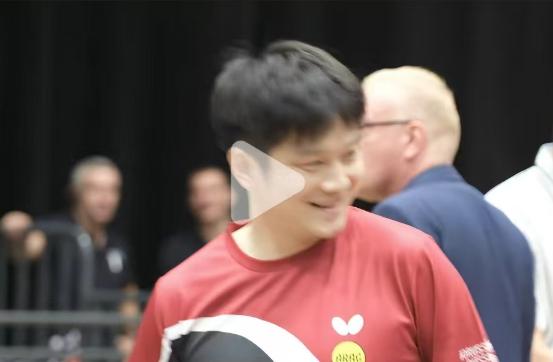 樊振东看到邱党后，为啥低语两句，然后坏坏的笑了？我猜是邱党当众换衣服，被东