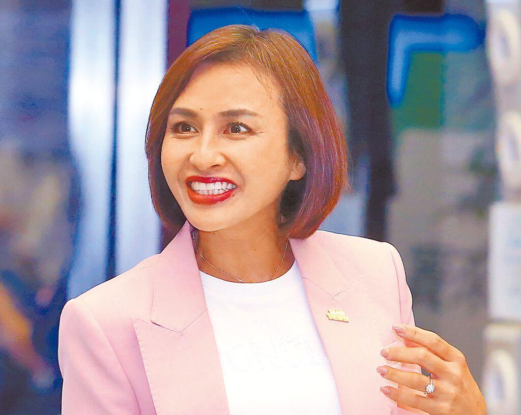 邱议莹:柯不听建言过去一年很痛苦。民进党立委邱议莹9日接受媒体专访时直言，党内