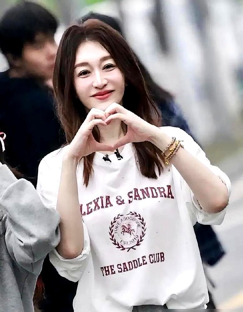 李小冉这婚姻，真不是谁都能复制的。旁边徐佳宁看呆，这画面感绝了。谁能想到