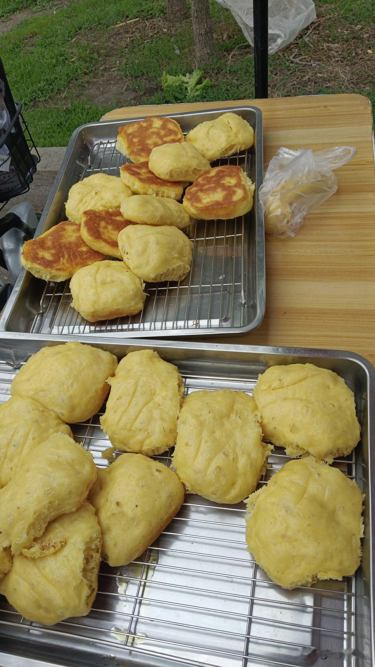在今天的早市上，发现有一样东西最受欢迎！就是玉米面饼子！一排几个大锅一起蒸饼