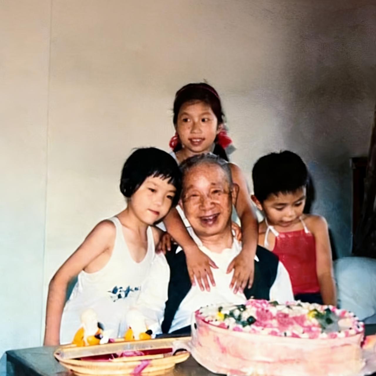 1983年，粟裕大将最后一次过生日，三个孙辈围绕在他身边，一张温馨的合影，镜头中