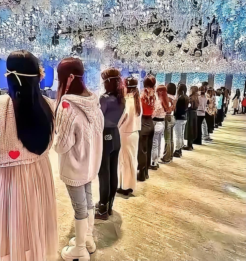 上千个女生挤在相亲大会到场的男生却只有几十个不是男生不想找对象是他们算