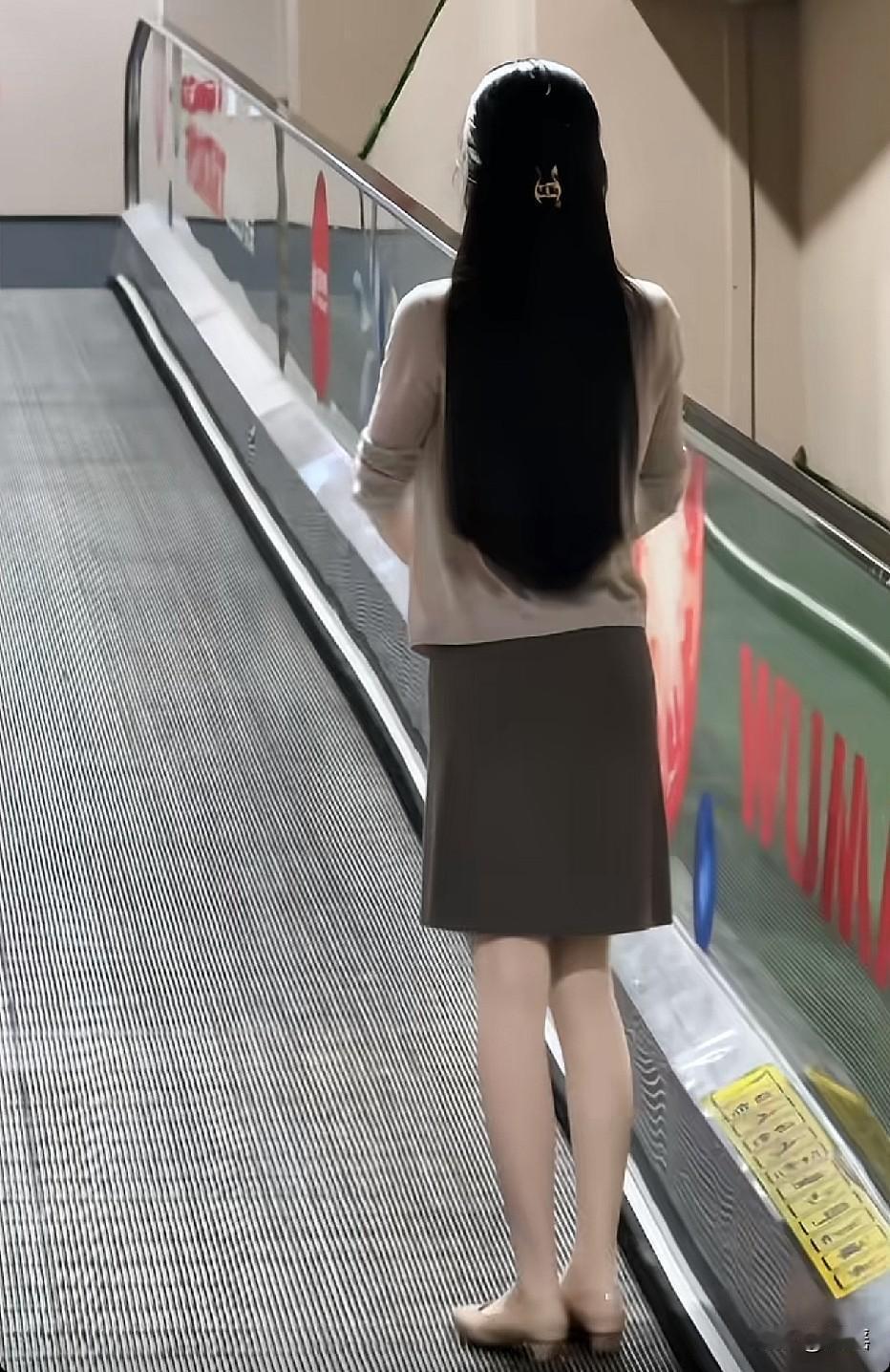一般长发保养不当根本没这么柔顺，这需要时间和金钱，美女是钱和时间富养出来的