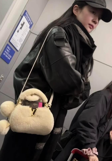 飞机上被偶遇的刘亦菲，素颜好嫩好清俊。