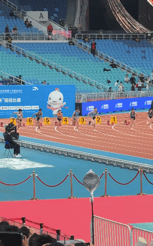陈妤颉这小短腿蹬的好像装了涡轮增压，一直以为大长腿才跑得快，你看博尔特那双大长腿