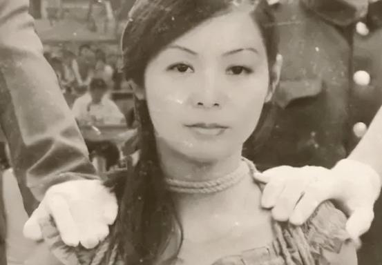 1983年，年仅25岁的翟曼霞被押在刑场，她跪地等待行刑。可就在行刑前，她抬头望