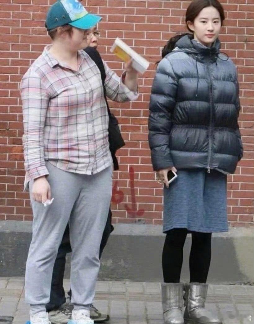 盘点刘亦菲那些靠颜值硬撑的衣服，幸亏是神仙姐姐穿，别人穿一定是场灾难，果然时尚完