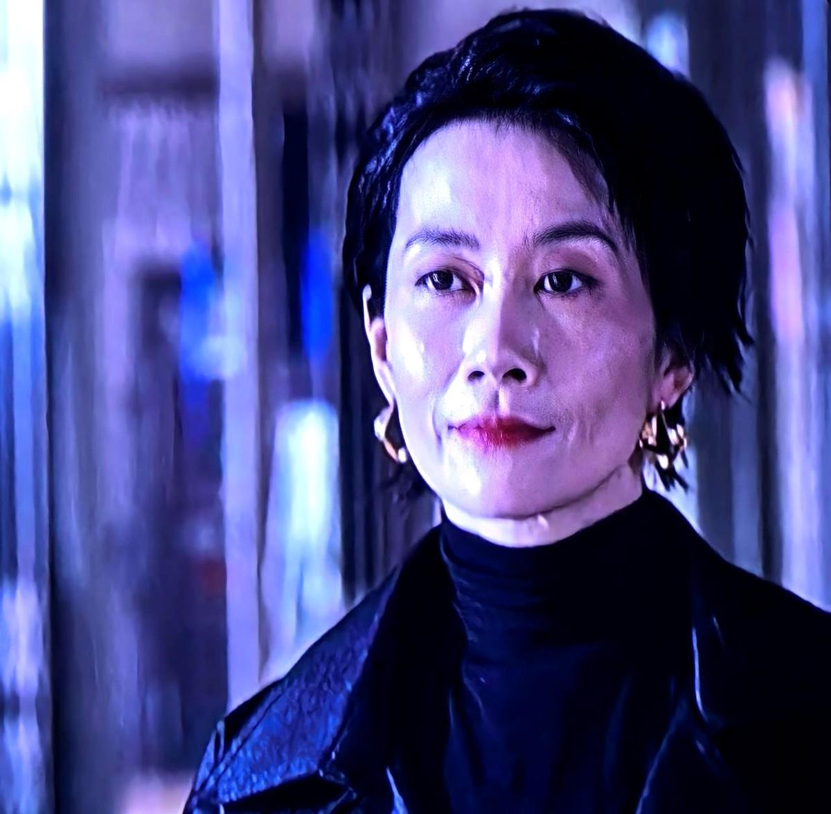 温峥嵘新剧《迷墙》演的这个妈，看得我后背发凉。刚出狱，她看女儿的眼神温柔得能