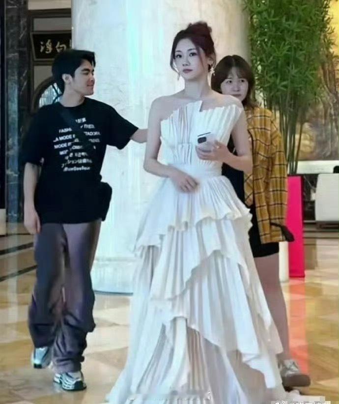 苗苗是我见过唯一一个，生了三个孩子，身上却没有一丝妈味儿的人​​​
