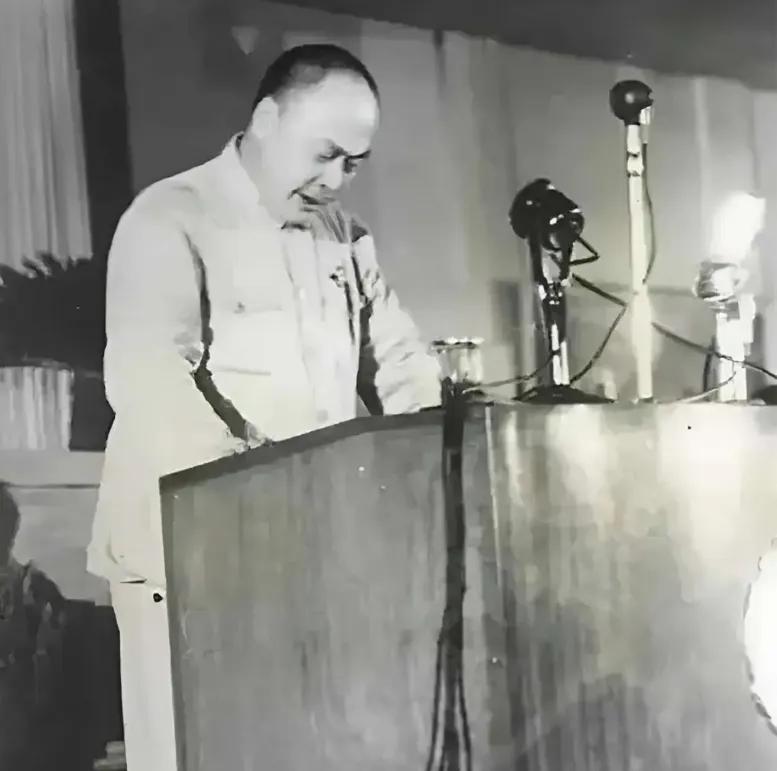1958年2月，考虑到周总理身上工作实在太多，经请示毛主席以后，把时任国务院副总