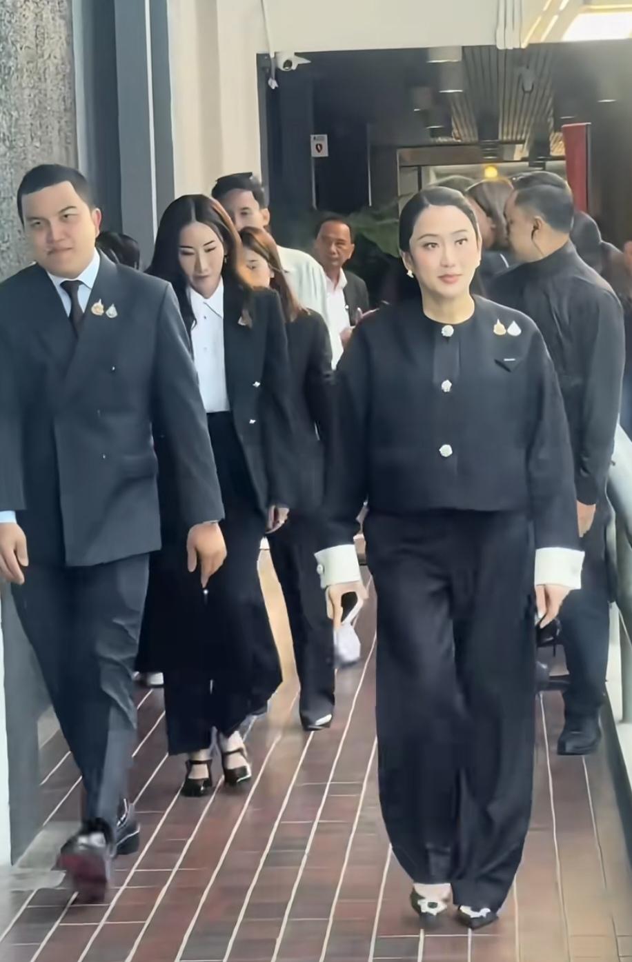 12月16日，佩通坦携姐姐萍通塔来到为泰党政府大楼，出席为泰党三位总理候选人启动