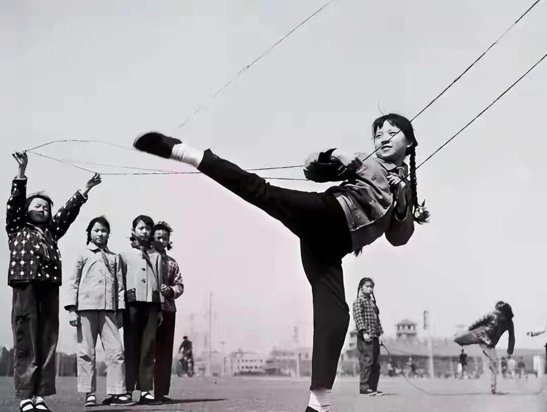 怀旧老照片共享我们小时候上学，在学校里一下课，总能看见女同学跳皮筋，而且边跳边嘴