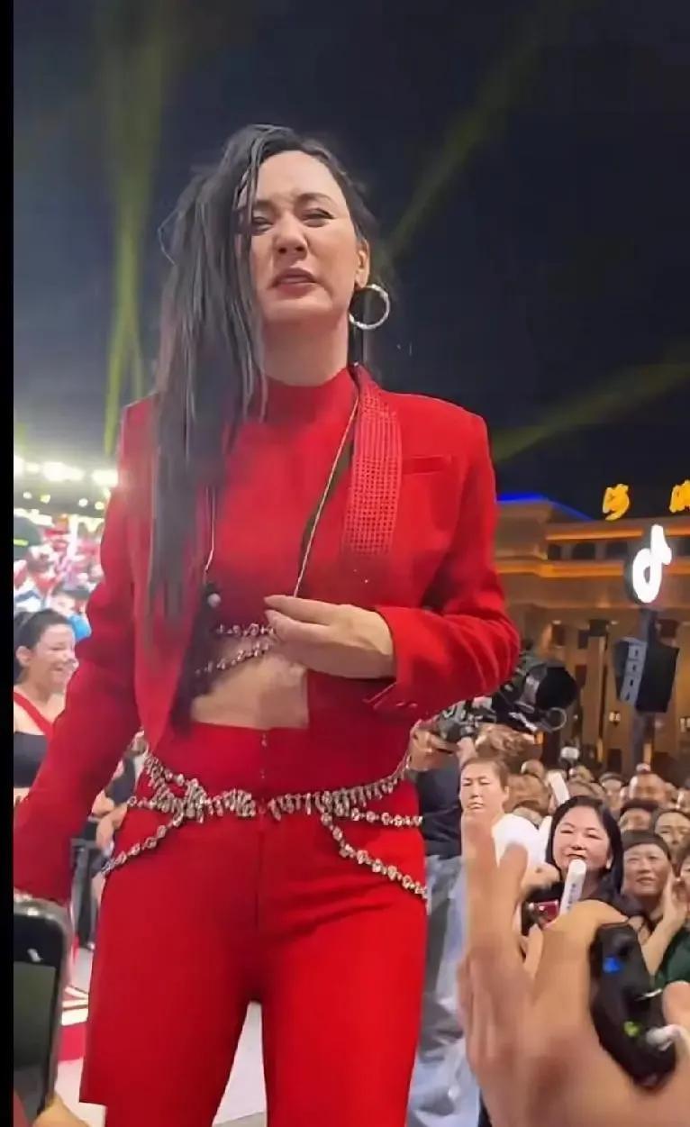 唐艺现在可能连苦笑都挤不出来了。她怎么也不会想到，每天必须准时开播，少一小时