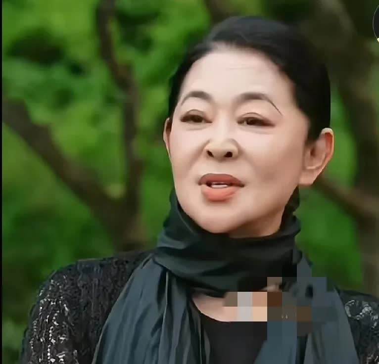 倪萍和麦家两位老师对谈，提起董宇辉都是满满的心疼和赞赏。并感谢朋友们对他们的支持