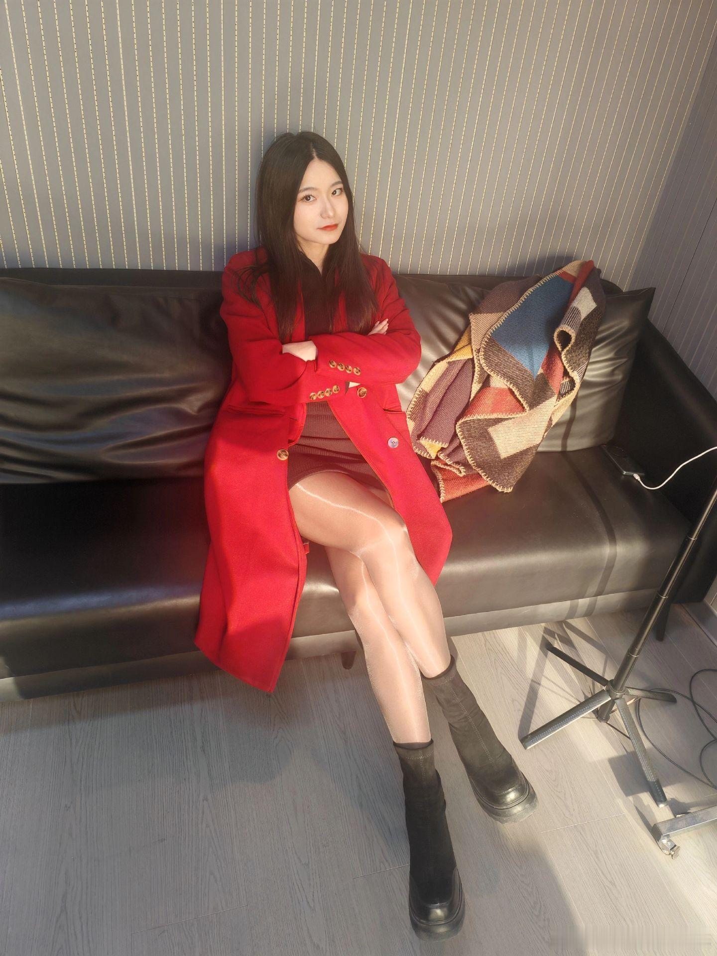 穿衣搭配一袭红衣美女绘梦长廊喜迎新年