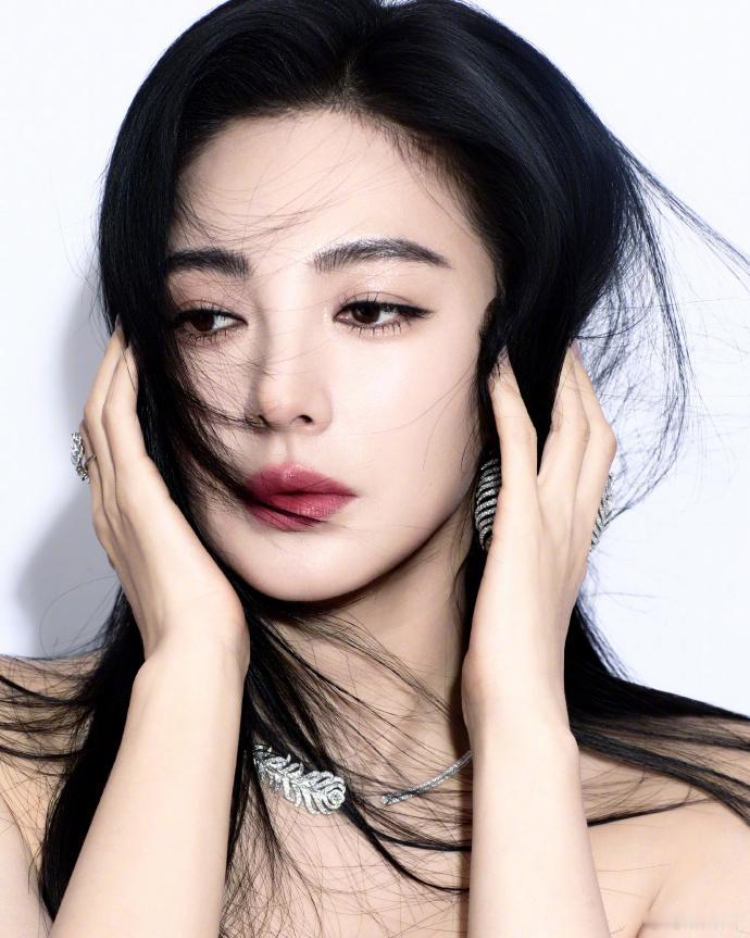 张雨绮好美的腰臀比又是给我们带来了不同的时尚氛围感了呀，好喜欢这一套造型呀，g