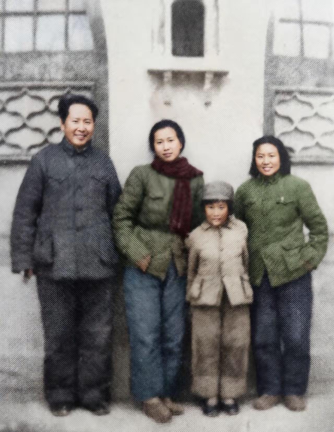 这是54岁的毛主席与妻女，以及叶子龙妻子蒋英转战陕北前的真实合影，都看看吧，朴