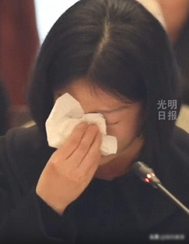 某重点初中女老师被一男生扇了一耳光，没有处理学生，只给男生转班。问题是全校老师佛