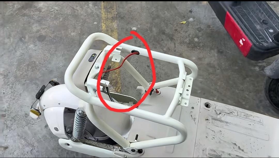仔细一看新国标电动车可能还是存在安全隐患，当把坐垫取下来的时候，露出了一根红
