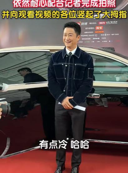 百亿影帝吴京，终于活成了一个“哑巴”。红毯上，他不再挥斥方遒，手甚至不知该往哪