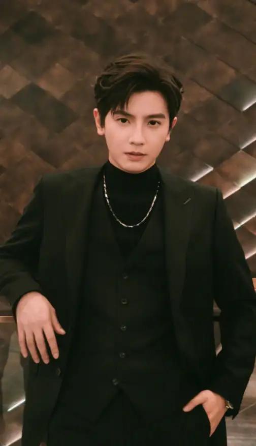 短剧顶流帅脸白长了？直播甩锅女主还装“挂件”，道歉都像走流程短剧圈这瓜也太