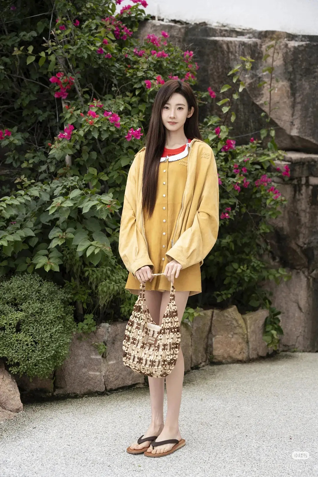 张艺凡也忒瘦了吧，感觉都撑不起来这衣服