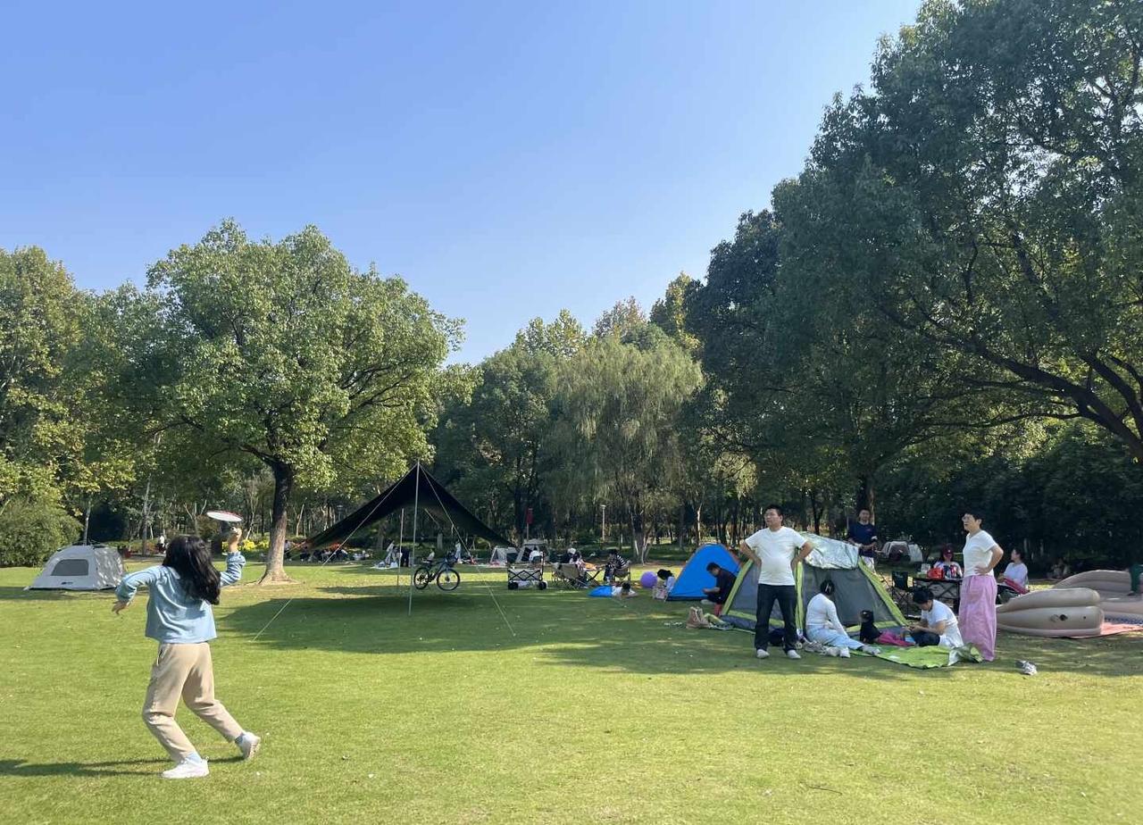 求推荐南京露营地图片是合肥蜀峰湾体育公园想问南京有没有类似这种，有大片草坪
