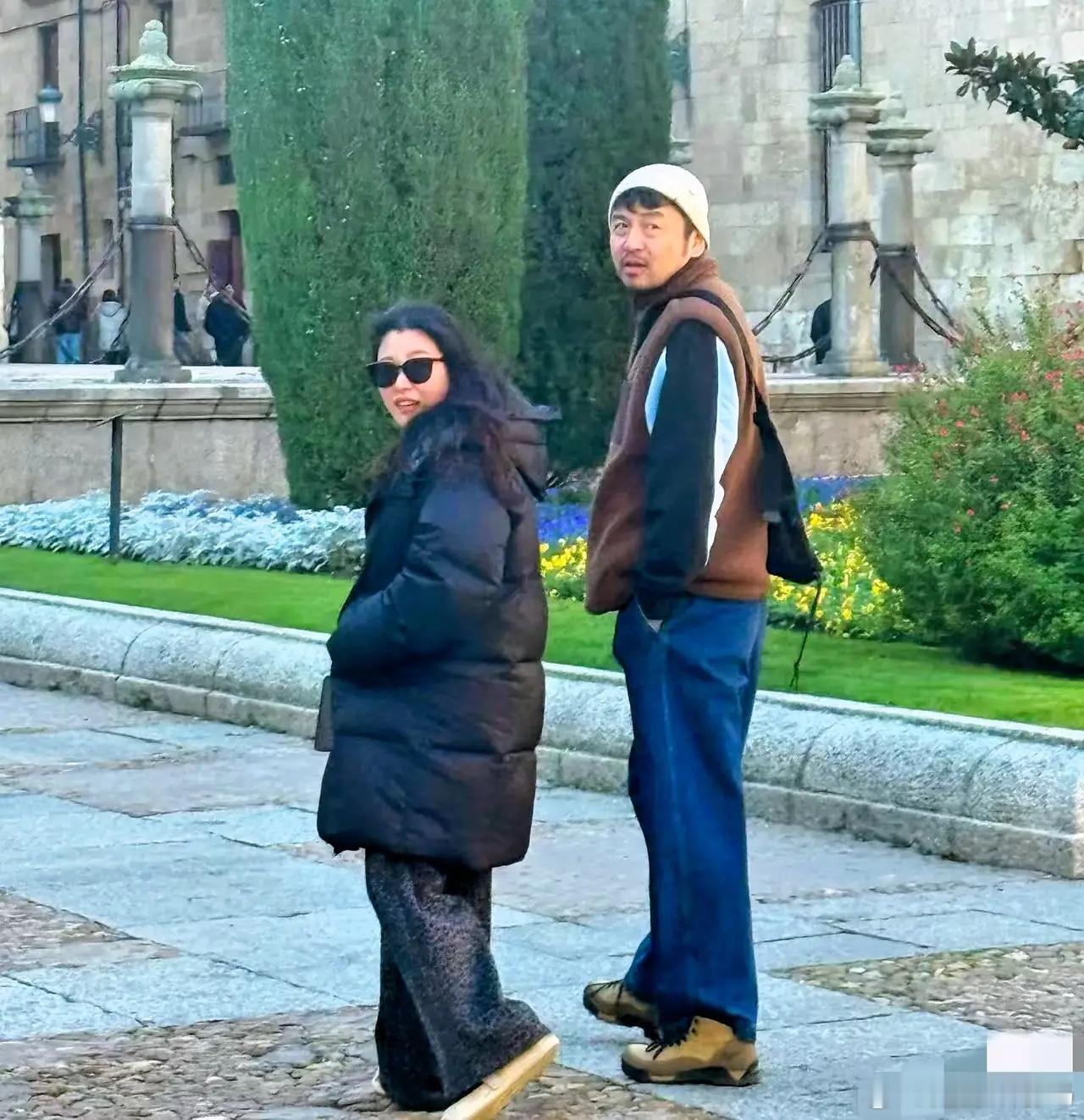 有网友在西班牙偶遇雷佳音，他现实生活中还蛮高的，看起来也挺帅的！